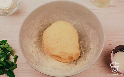 Замесите тесто, накройте полотенцем и поставьте в теплое время на один час, чтобы оно поднялось.