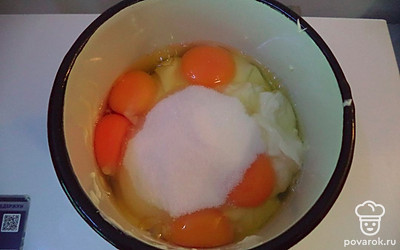 Смешайте майонез, яйца и сахар миксером до однородной массы. Добавьте гашеную соду в уксусе и муку. Снова перемешайте.