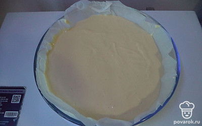 Полученную массу залейте в форму для выпекания и выпекайте коржи в духовке в течении 20 минут при температуре 180 градусов. 