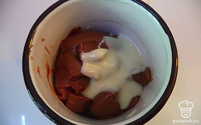 Смешайте миксером сгущенное молоко со сливочным маслом до однородной массы. 