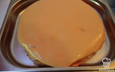 Полученным кремом промажьте все коржи. 