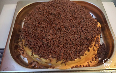 Натрите на терке шоколад сверху. 