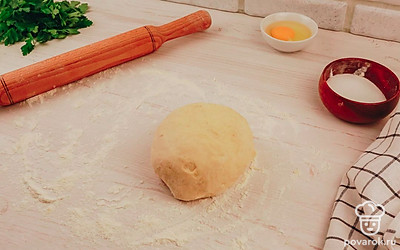 Подготовьте тесто. Переложите его на посыпанную мукой рабочую поверхность.