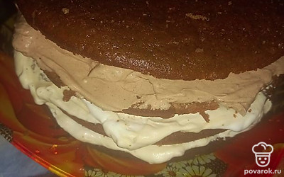 Когда корж остынет, разрежьте его на 3 части. Пропитайте каждый корж из сахара, прокипяченного с водой. Далее смажьте кремом. Сверху также торт обмажьте кремом.