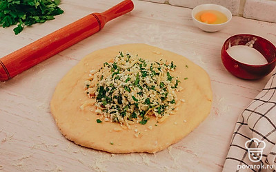 Переложите начинку в середину теста.