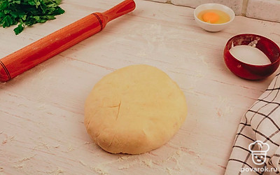 Аккуратно растяните лепешку руками, чтобы тесто не порвалось.