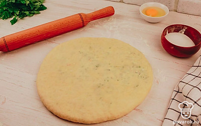 Раскатайте лепешку до толщины 3-4 см.
