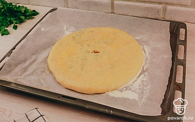 Выложите на противень бумагу для запекания и посыпьте ее мукой. Переложите на бумагу лепешку и полейте растопленным сливочным маслом.