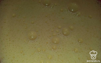 Отдельно взбейте яйца с сахаром до появления пузырьков.