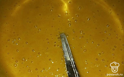 Далее, когда масло чуть остынет, добавьте соду и яйца. Перемешайте до однородной массы.