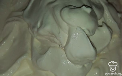 Для крема взбейте сливки и сахар до стойких пиков. Добавьте сметану, и все перемешайте. После того, как корж готов, вытащите, остудите и разрежьте на 3 коржа.