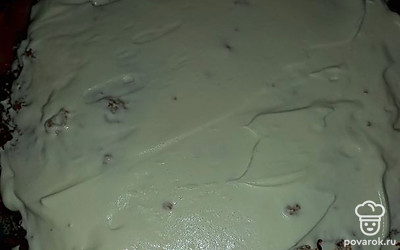 Далее первый корж пропитайте сиропом, можно взять готовый, можно сделать самим (сахар 200 гр и вода 200 гр кипятить в течение 15 минут). Смажьте кремом таким образом все 3 коржа.