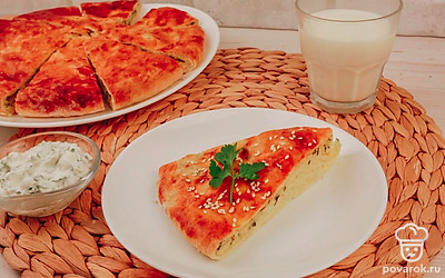 К этому блюду отлично подойдет сметанный соус со свежей зеленью.