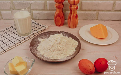 Проверьте все необходимые ингредиенты, помойте овощи, зелень и куриные яйца, подготовьте рабочую поверхность.