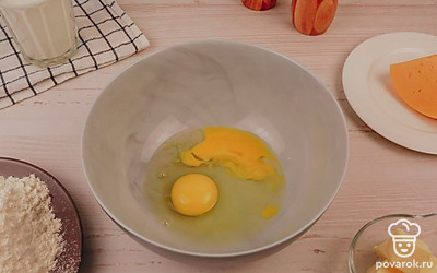 Разбейте куриные яйца в глубокую миску.