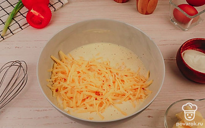 Добавьте к тесту сыр и перемешайте до однородности.