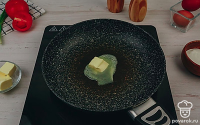 Растопите на сковороде сливочное масло.