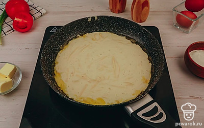 Вылейте тесто на сковороду.