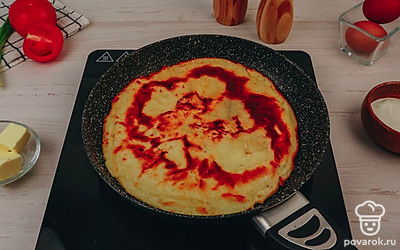 Обжаривайте хачапури 5-7 минут с каждой стороны до золотистой корочки.