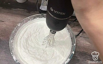 Пока тесто остывает, сделайте крем. Холодные сливки (иногда я их даже минут на 10 кладу в морозилку, чтобы быстрее взбивались) взбейте до состояния густого крема, постепенно добавляя сгущенное молоко.