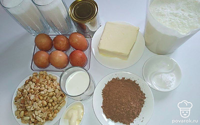 Нагрейте продукты, подержав их при комнатной температуре. Просейте муку. Распределите ингредиенты по группам – для теста и крема, и отмеряйте их количество.