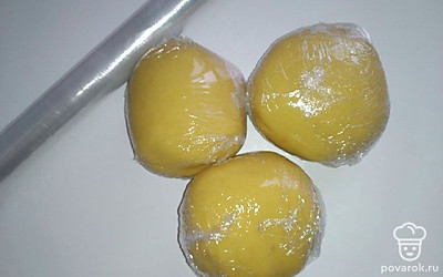 Разделите желтки от белков. Желтки взбейте со стаканом сахара до белого цвета. Добавьте 200 г масла, ванилин, майонез, гашеную соду. Перемешайте и небольшими порциями добавьте муку. Замесите тесто. Разделите его на 3 части и подержите 30 минут в холоде.