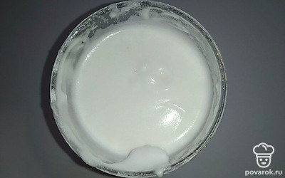 Взбейте охлажденные белки со щепоткой соли до густой пены. Постепенно добавьте стакан сахара и взбейте до плотных пиков.