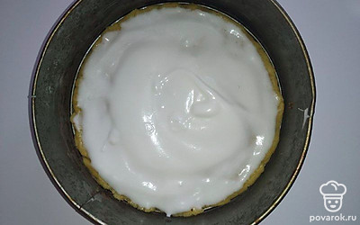 По противню с пергаментом руками распределите одну часть теста. Наколите вилкой и размажьте половину белков. Испеките при 180 градусах в течение 25-30 минут. Второй корж приготовьте таким же образом, а третий – обычно.