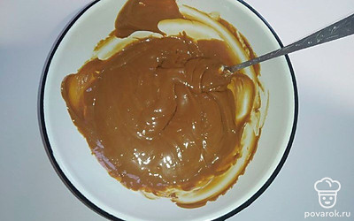 Сделайте крем из вареного сгущенного молока. Для этого сгущенку смешайте и слегка взбейте с оставшимся маслом.