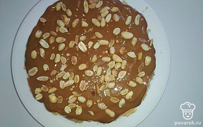 Соберите торт. На первый и второй корж с бизе намажьте сгущенку с маслом и посыпьте арахисом. Накройте их третьим коржом. Верх залейте горячей шоколадной глазурью. Для ее приготовления 6 ложек сахара смешайте с какао, добавьте молоко и прогрейте до растворения сахара, добавьте 50 г масла и перемешайте.