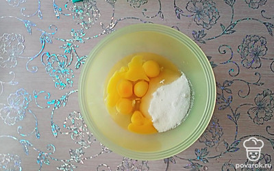 Смешайте яйца с сахаром.