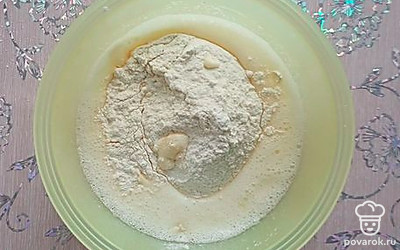 Добавьте в получившуюся смесь муку с разрыхлителем, тщательно все перемешайте. Тесто получается средней густоты.