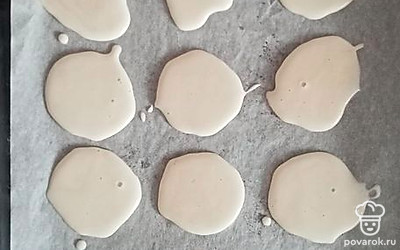 Застелите противень бумагой для выпекания. Наливайте по чайной ложке и выпекайте при 180°С 5 минут.