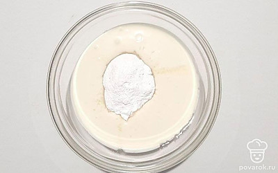 Возьмите емкость. Всыпьте туда сахарную пудру и добавьте охлажденную сметану. Взбейте миксером до увеличения сметаны в объеме.