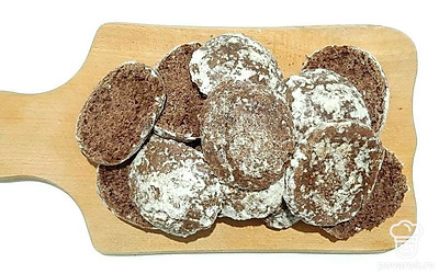 Очистите бананы от кожуры и нарежьте их тонкими кружочками одинаковой толщины. Возьмите пряники, разрежьте их вдоль на 2 половинки, каждую из них обмакните в сметану.