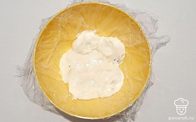 Возьмите глубокую посуду емкостью 3 литра и застелите ее пищевой пленкой так, чтобы края свисали. Уложите пряники в сметане одним слоем в форму, устланную пищевой пленкой.