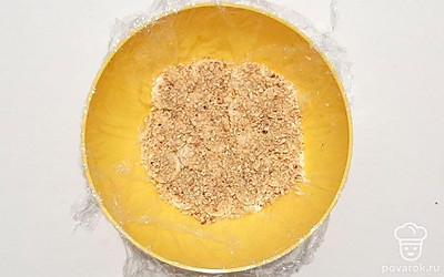 Поверх пряников уложите слой бананов, посыпьте слой бананов грецкими орехами. Таким образом собираем весь торт, чередуя слои. Сверху налейте сметану и разровняйте ложкой.