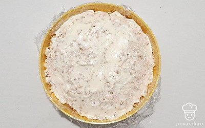 Затяните поверхность торта пищевой пленкой и оставьте при комнатной температуре на 60 минут. После этого уберите торт в холодильник и оставьте там настояться и пропитаться на 5-6 часов.