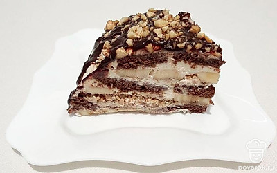 Нарежьте торт на порционные кусочки. Положите кусочек торта на порционную тарелку.