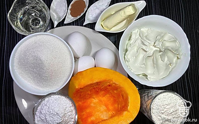 Тыкву вымойте, очистите от кожицы и семян и натрите на мелкой терке. Отмерьте все продукты, просейте муку и смешайте ее с содой. Сливочное масло заранее достаньте из холодильника, чтобы оно размягчилось, либо размягчите в микроволновке. Включите духовку разогреваться до 180 ºC. Смажьте форму для выпечки небольшим количеством растительного масла.