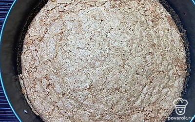 В глубокой миске взбейте миксером яйца и сахар около 3 минут, добавьте корицу, соль и тонкой струйкой, не переставая взбивать, вливайте растительное масло. Когда масса станет однородной и гладкой, всыпьте муку, перемешанную с содой, и хорошо перемешайте. Затем добавьте натертую тыкву, осторожно все перемешайте, вылейте в подготовленную форму и отправьте в духовку на 60 минут.