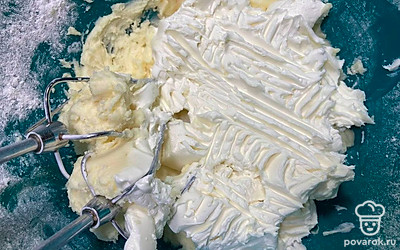 Для крема взбейте размягченное сливочное масло с сахарной пудрой в течение 2 минут, добавьте творожный сыр и взбивайте на низких оборотах миксера еще 4 минуты. Уберите крем в холодильник.