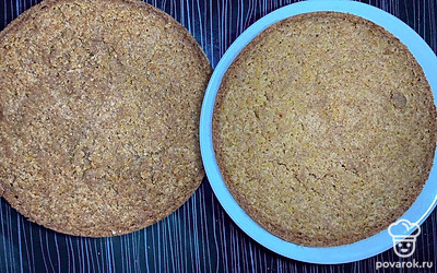 Готовый остывший бисквит остудите и разрежьте на 2 коржа. Промажьте кремом и украсьте измельченными крошками бисквита. Дайте торту пропитаться несколько часов.