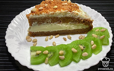 Готовый торт можно украсить шоколадом – натереть на мелкой терке сверху на торт или ножом сделать тонкую стружку и выложить сверху. Также можно украсить торт ягодами, свежими или из варенья, или тонко нарезанными фруктами и орехами.