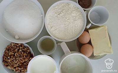 Приготовьте необходимую посуду. Также все продукты разложите на столе, чтобы были у вас на виду, так процесс приготовления ускорится. Муку просейте. Приготовьте форму для выпекания. Разогрейте духовку предварительно.