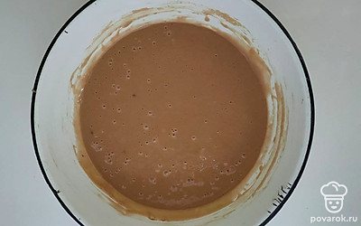 В удобной миске взбейте яйца. Затем понемногу всыпайте сахар и продолжайте взбивать 10-15 минут, чтобы сахар практически растворился. Добавьте кефир и растительное масло. Добавьте какао - порошок, соду и часть муки.