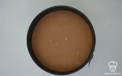 Приготовьте форму для выпечки. Переложите тесто в форму и отправляем в духовку на 40 минут при температуре 200 градусов. После 15 минут, не открывая дверцу, уменьшите температуру до 170 градусов.