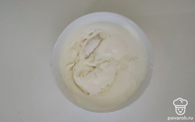 Сметану смешайте с сахаром в отдельной миске. Оставьте на 15 минут, чтобы кристаллики растворились. Мягкое масло взбейте миксером и добавьте в сметану. Ставим на 15 минут в холодильник.