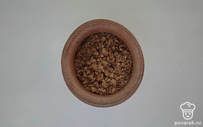 Орехи очистите от скорлупы, извлеките сердцевину. Часть орехов оставьте крупную, а остальные измельчите в крошку.