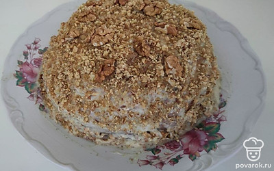 Торт украсьте измельченными орехами или дольками фруктов. Выложите слоями сверху на торт любимые ягоды. Посыпьте торт кокосовыми стружками. Нарежьте торт порциями и подавайте к столу. Также можете украсить торт розочками, сделанными из крема, или любыми другими узорами по желанию. Полейте торт шоколадной глазурью или белым кремом.